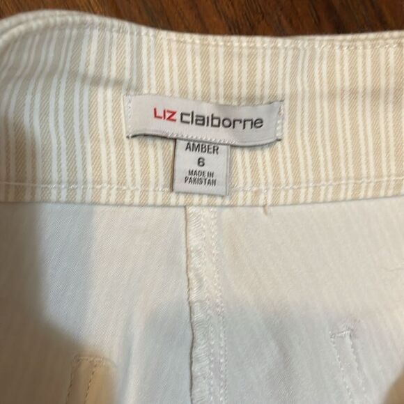 Liz Claiborne Amber Womens Pull On Stretch Tan/ White Pin Stripe Shorts Sz 6 - Picture 2 of 10